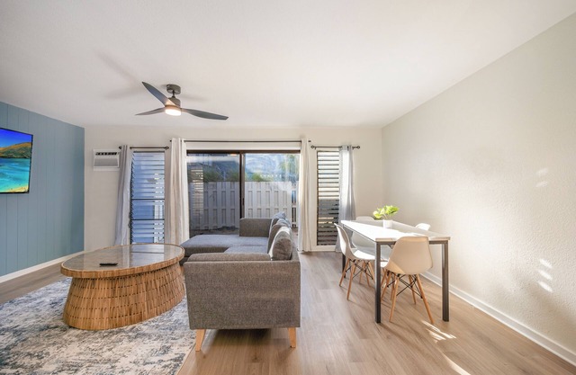 Steps from the Ocean 3bed/1.5bath Maili Beach Oasis
