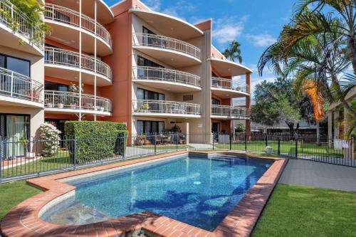 Steps from The Strand 2BR & 2BA Riveria Retreat Pool & Castle Hill Views