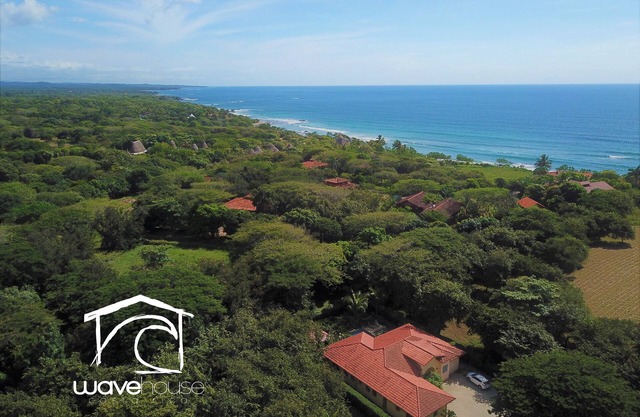 Villa de vacaciones de 6 Bd con piscina en una comunidad cerrada. Pasos para el legendario surf break
