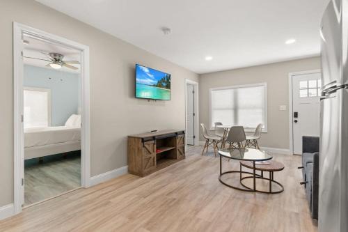 Steps to Beach Fully Renovated Sleeps 6