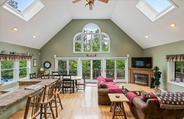 Steps to beach/lake access; minutes to pool & mountain - AC - 3-bed/3 bath