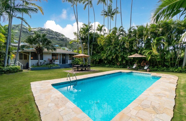 Mokulua Aina ~ 3 bd ~ Retiro hawaiano de Lanikai con piscina ~ Pasos a la playa de arena blanca