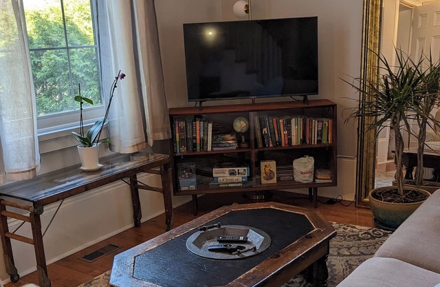 Steps to Cobourg beach walking distance to restaurants stay in cozy retreat