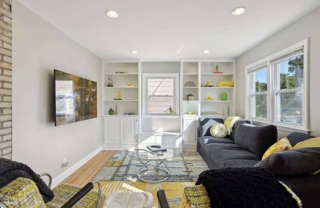 Steps to downtown/ close to the River/ comfy beds