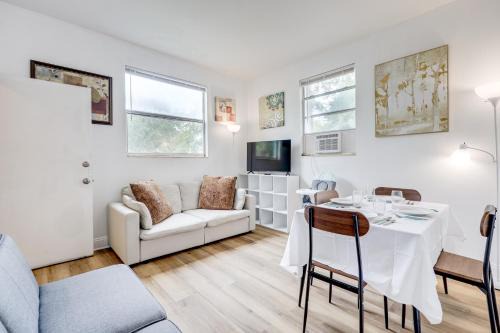 Steps to Food and Shops Cozy Condo in Jacksonville!