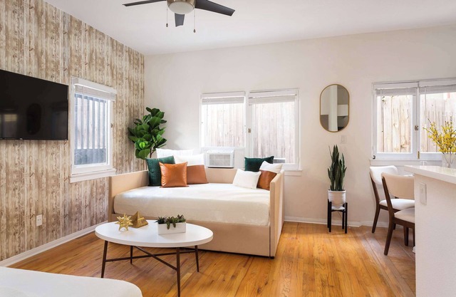 Steps to Gaslamp Luxe Stay for 6 + Parking