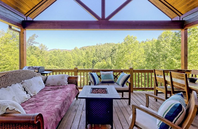 Steps Lake Burton & La Prade's Marina! Enjoy relaxation at the Fox Den Haven!