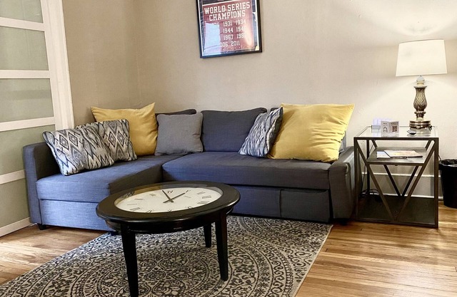 Steps to Metrolink & Forest Park,1st Fl King & Queen Beds+ Free Gated Parking