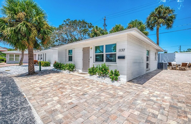 STEPS TO POOL, CLOSE TO BEACH, FISHING PIER, SLEEPS 5!