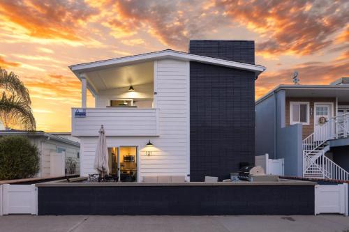 Steps to Sand 2 Homes in 1 – Sleeps 19 Outdoor Space Walk to Shops Dining