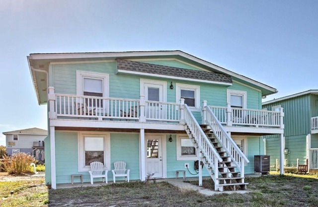 Steps to Shore! Group Retreat in Holden Beach