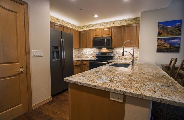 Pasos para levantar! Condominio renovado 2BR Arrowhead / Beaver Creek - ¡pasos hacia el elevador!