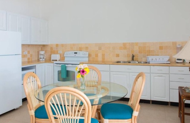 Steps to the Shoal Beach Bay! 1 Bedroom Poolside with Kitchen, Beach Access
