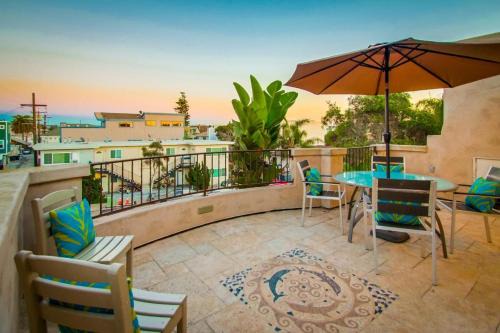 Steps to the boardwalk & beach with AC, WiFi, spacious deck, prime location