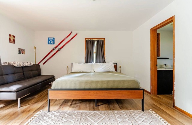 Stevens Ski Cottage - close to snow sports & river!