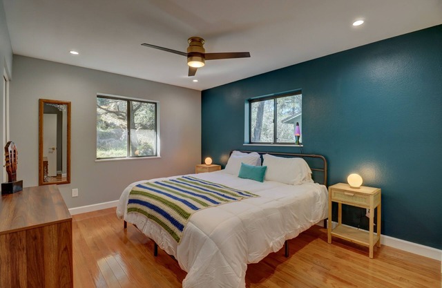 Stevie's Place: A Groovy Cabin Near Downtown Prescott