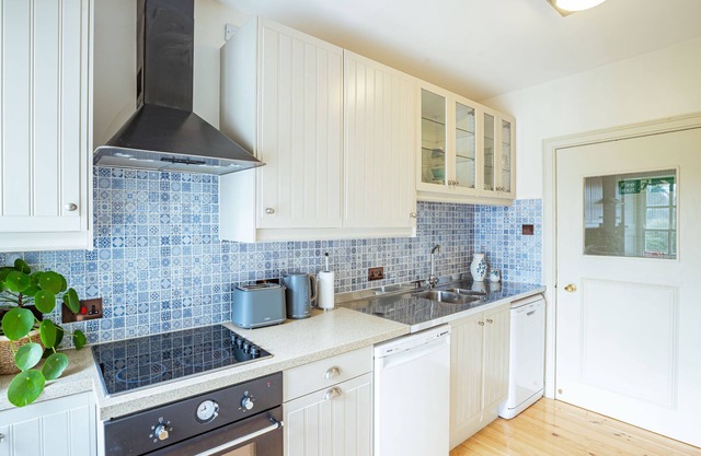 Stewart Apartment - an apartment that sleeps 12 guests in 5 bedrooms