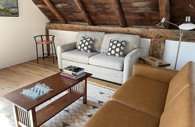Stillwood Loft: rustic/modern barn apartment