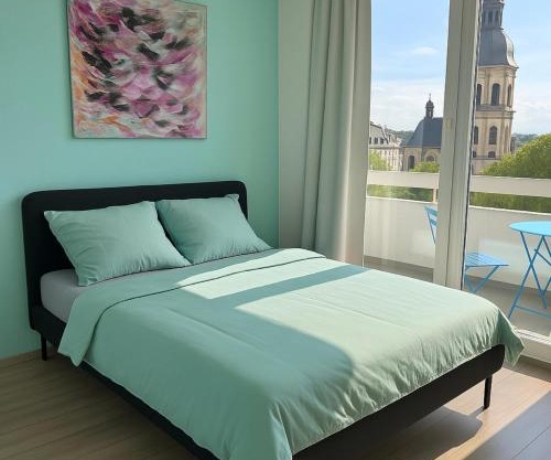Stilvolles Apartment mit Balkon 15min Airport