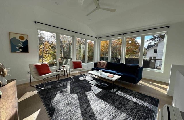 Fabulous In-town Stockbridge Pied-á-Terre, pet friendly!