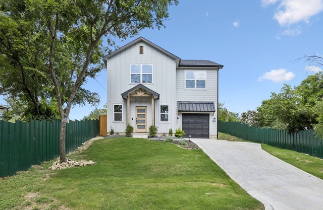 Stockyard Summit - Stylish New Home 2 Min to Fort Worth Stockyards. Sleeps 8!