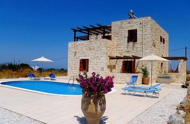 Villa independiente de piedra con aire acondicionado, piscina privada y 1/2 acre de terreno