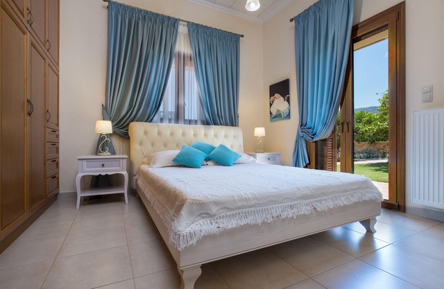 Villa de piedra construida Anerocurù con amplios jardines, barbacoa, cerca de la ciudad de Chania y la playa
