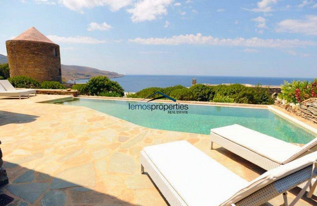 Villa de piedra con piscina y fantásticas vistas al mar en Koundouros