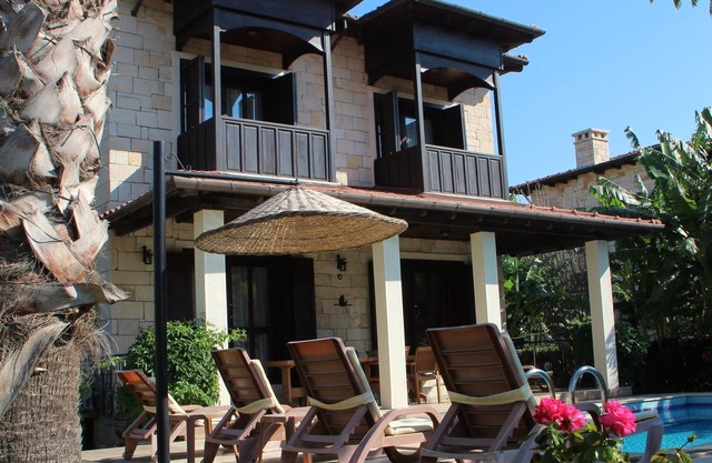 Piedra Villa con piscina privada, jardín y vistas a la montaña