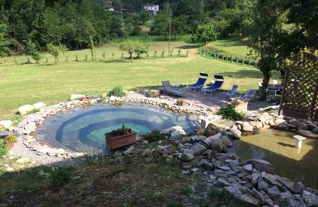 Casa de piedra, jardines privados, piscina natural, cerca de todo