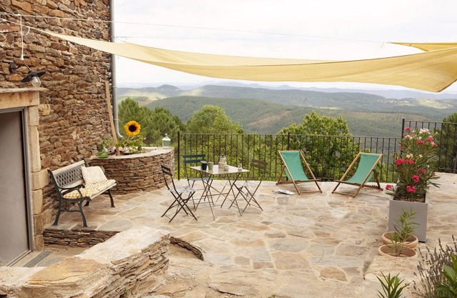 Stone cottage with a magnificent view of the Cévennes valleys Soleil