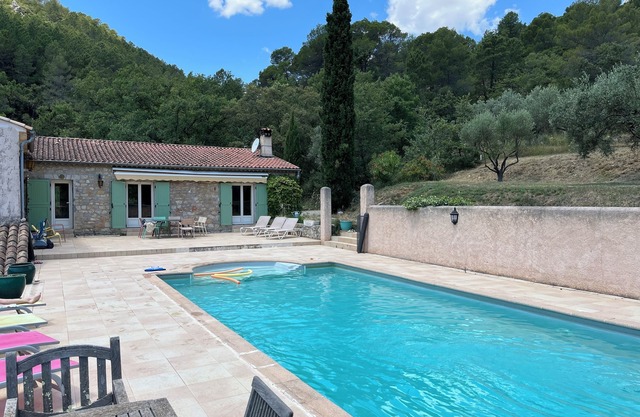 Stone country house in absolute peace and quiet! Private pool