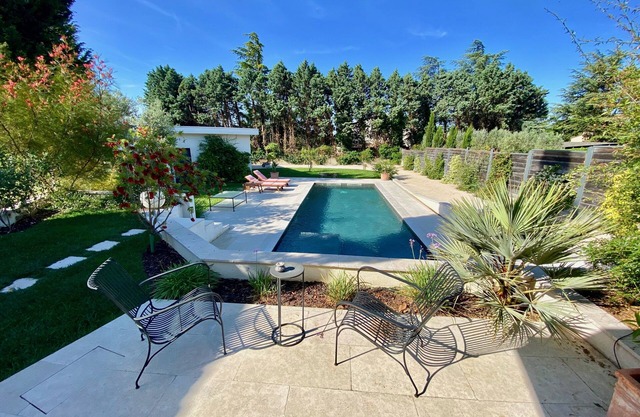 Stone farmhouse with salt pool and private garden (near Avignon)