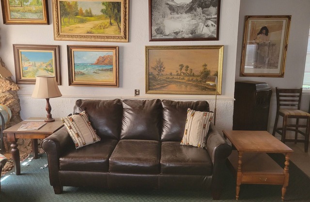 Stone Hearth Cottage in tranquil Clovis