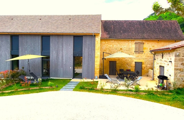 Stone house with private terrace & enclosed garden, near Dordogne river