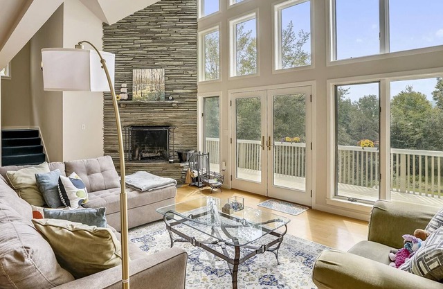 Amplio y cómodo Stowe Hollow Home, Stone Fireplace, jacuzzi, apartamento de derecho