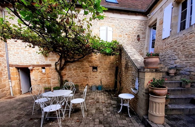 Casa de piedra al pie de La Vézère, para 6