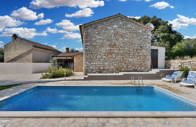 Casa de piedra, nuevamente, con aire acondicionado y barbacoa.