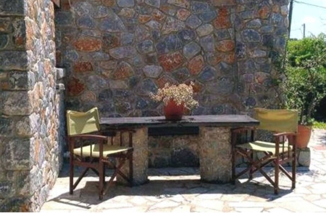 Casa de piedra entre los árboles con jardín privado, terraza y Wi-Fi