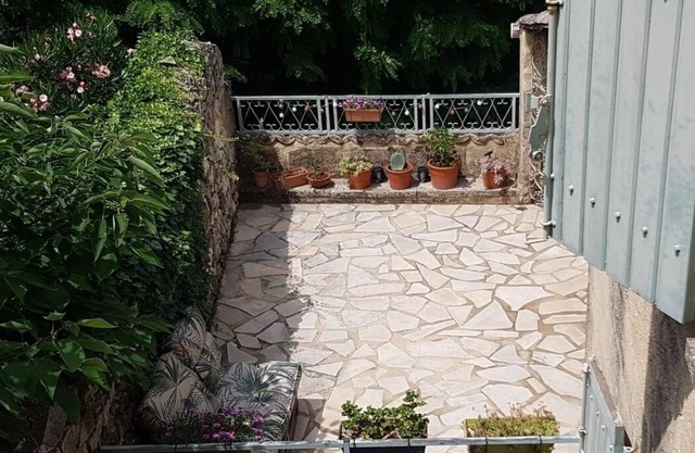 Stone house by the river in Collias