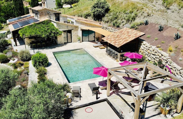 Stone house, swimming pool, spa, pétanque court, outdoor bar