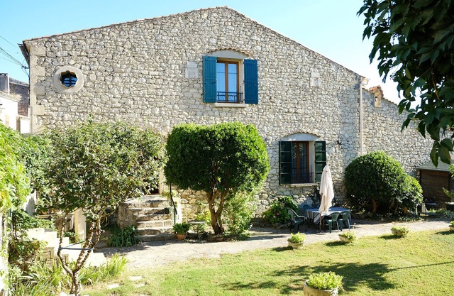 Casa de piedra en un pueblo de Provenza junto al río