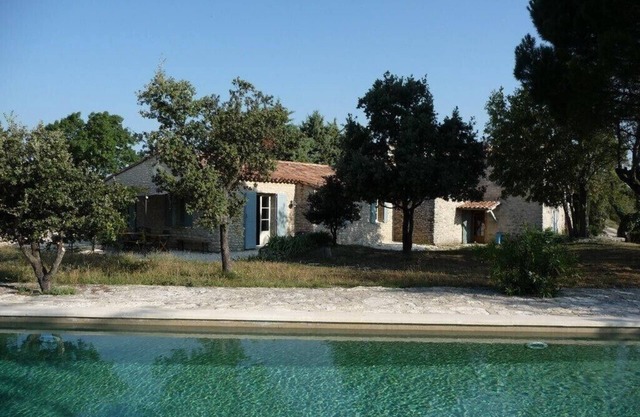 Casa de piedra en la plantación de trufas robles en las colinas de Buoux