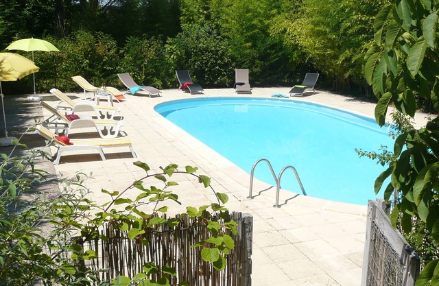 Carácter casa de piedra con una gran piscina