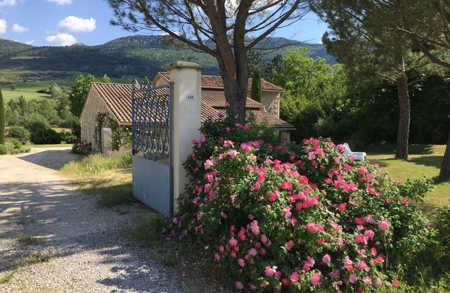 casa de piedra con piscina rodeada de lavanda, albaricoqueros ...