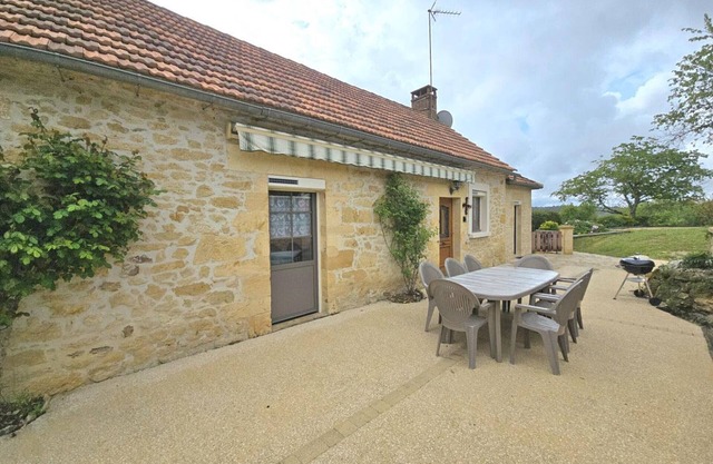 Casa de piedra con jardín y aparcamiento cerca de Sarlat