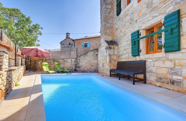 Casa de piedra con piscina privada y grande