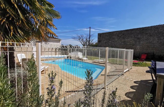 La casa de piedra restauró la piscina calentada