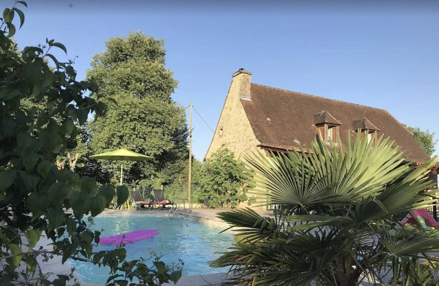 Casa de piedra con piscina y gran jardín