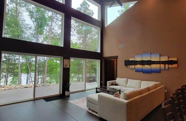 NEW Luxurious pet-friendly lakefront home in Danbury WI just 2hrs from Cities